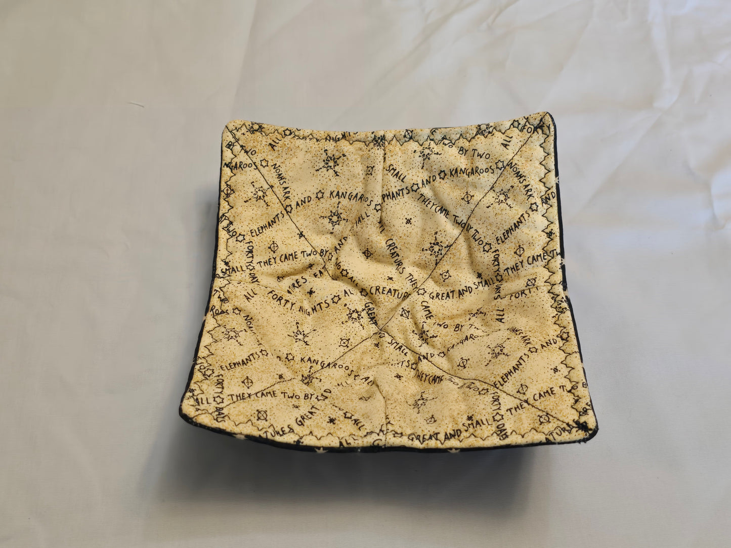 Plate Cozy-Elephants and kangaroos