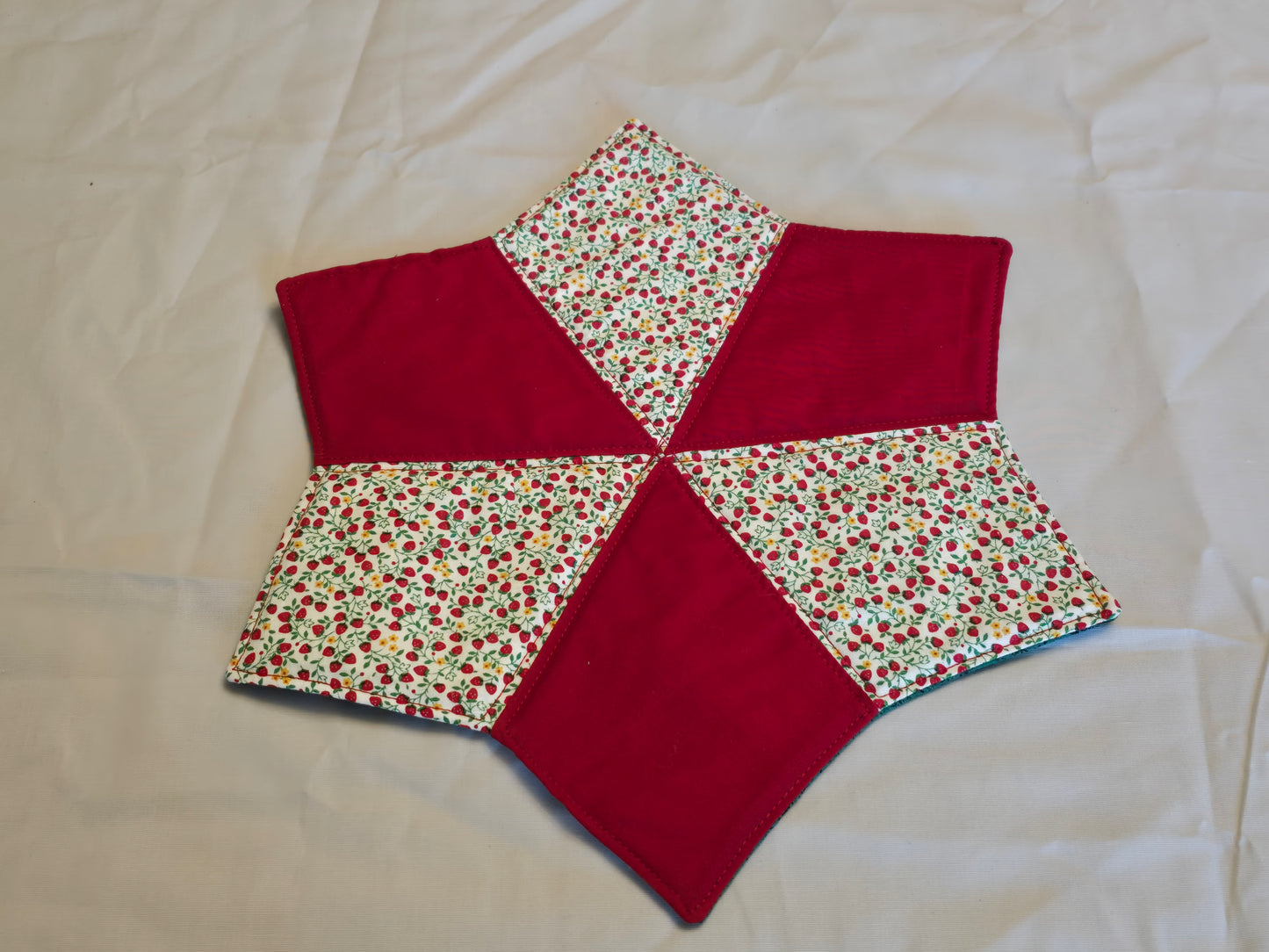 Table Topper-strawberries red/green