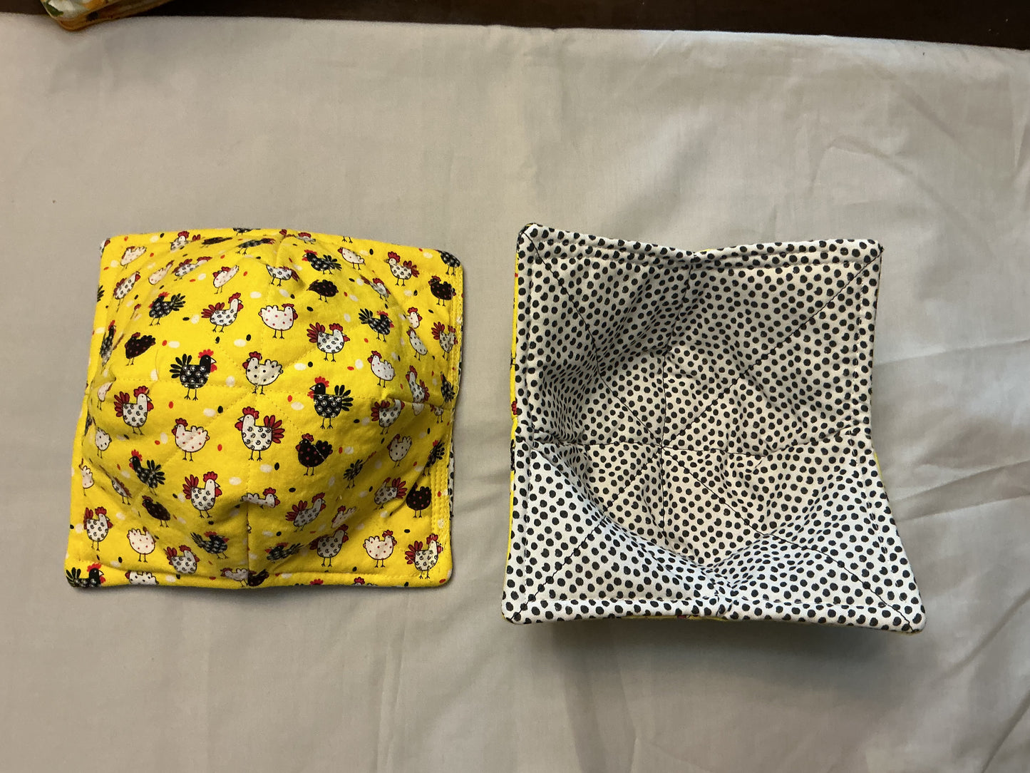 Cozy bowl-chickens/black polka dots on white