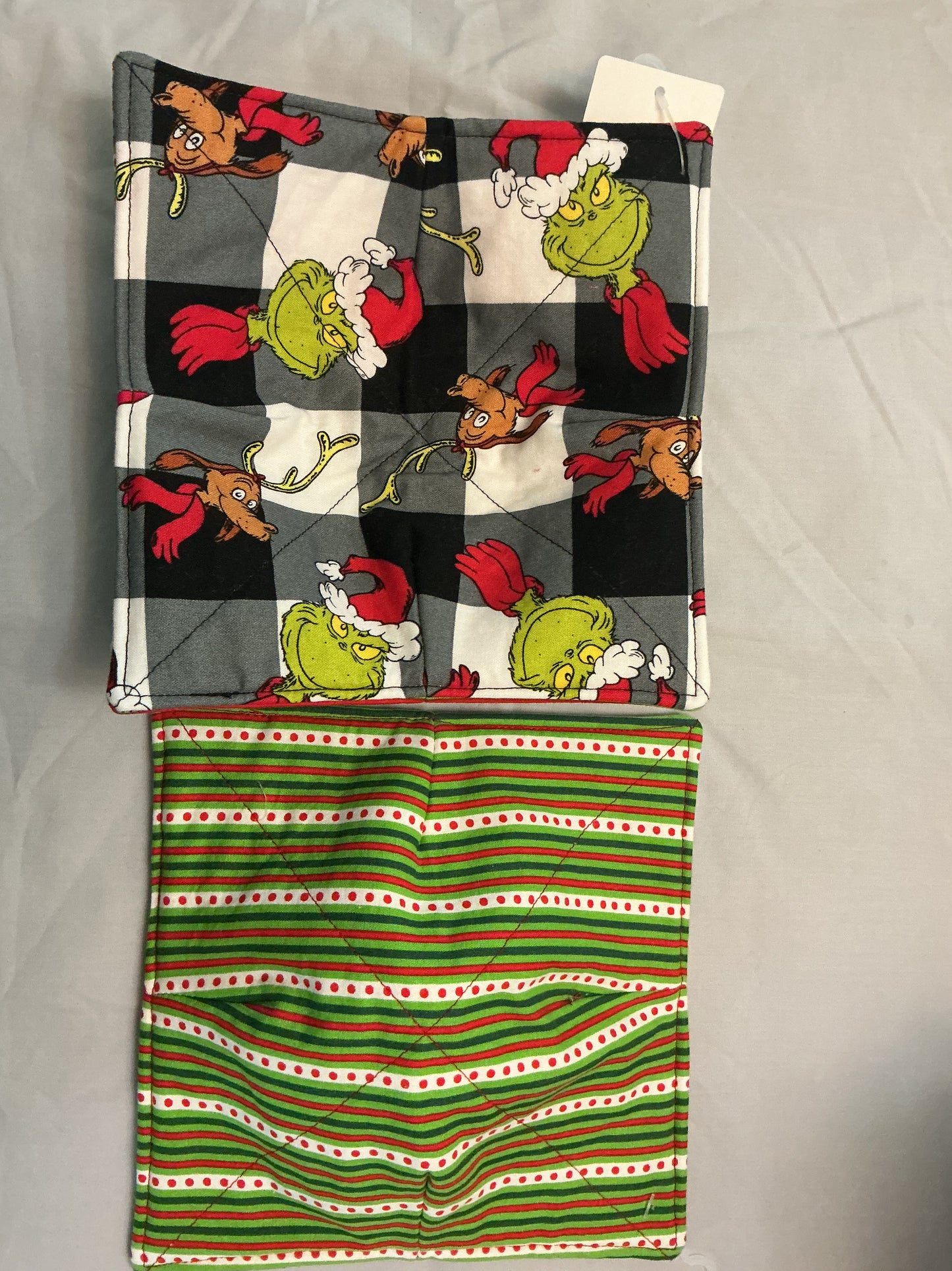 Plate cozy-grinch checkered