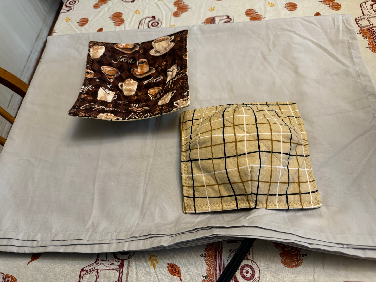 Microwavable Plate Cozy-Cappuccino coffee/white, black, brown plaid