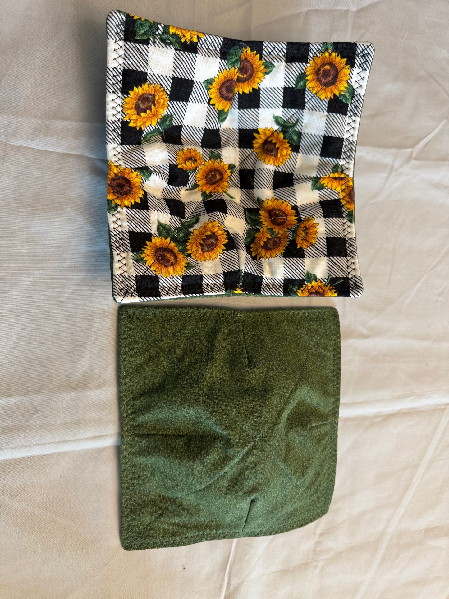 Plate cozy sunflowers on plaid with dark green