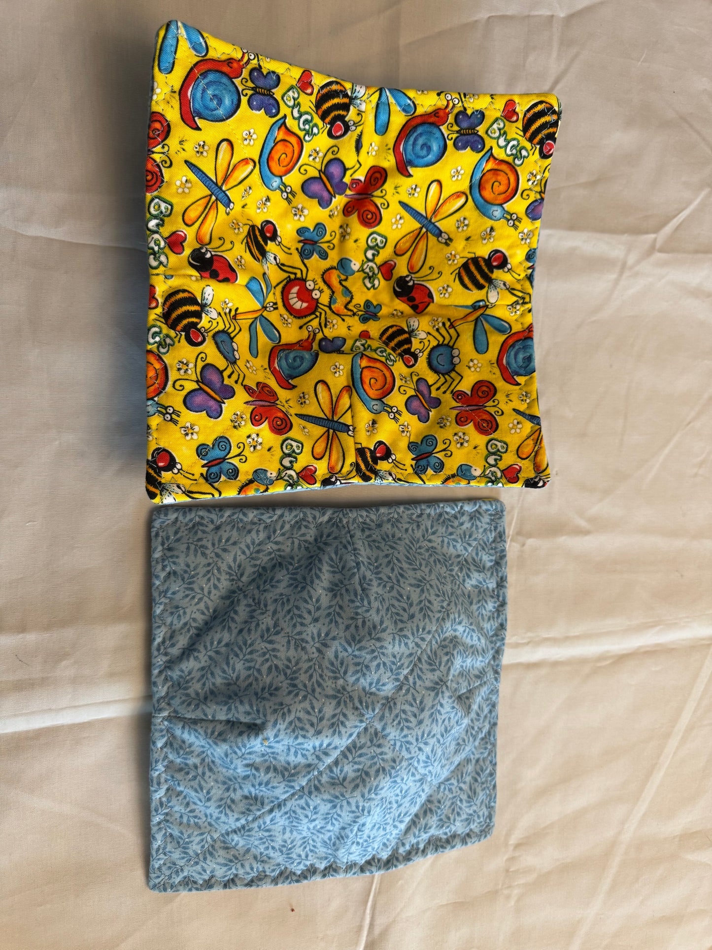 Plate cozy happy bugs with blue leaves