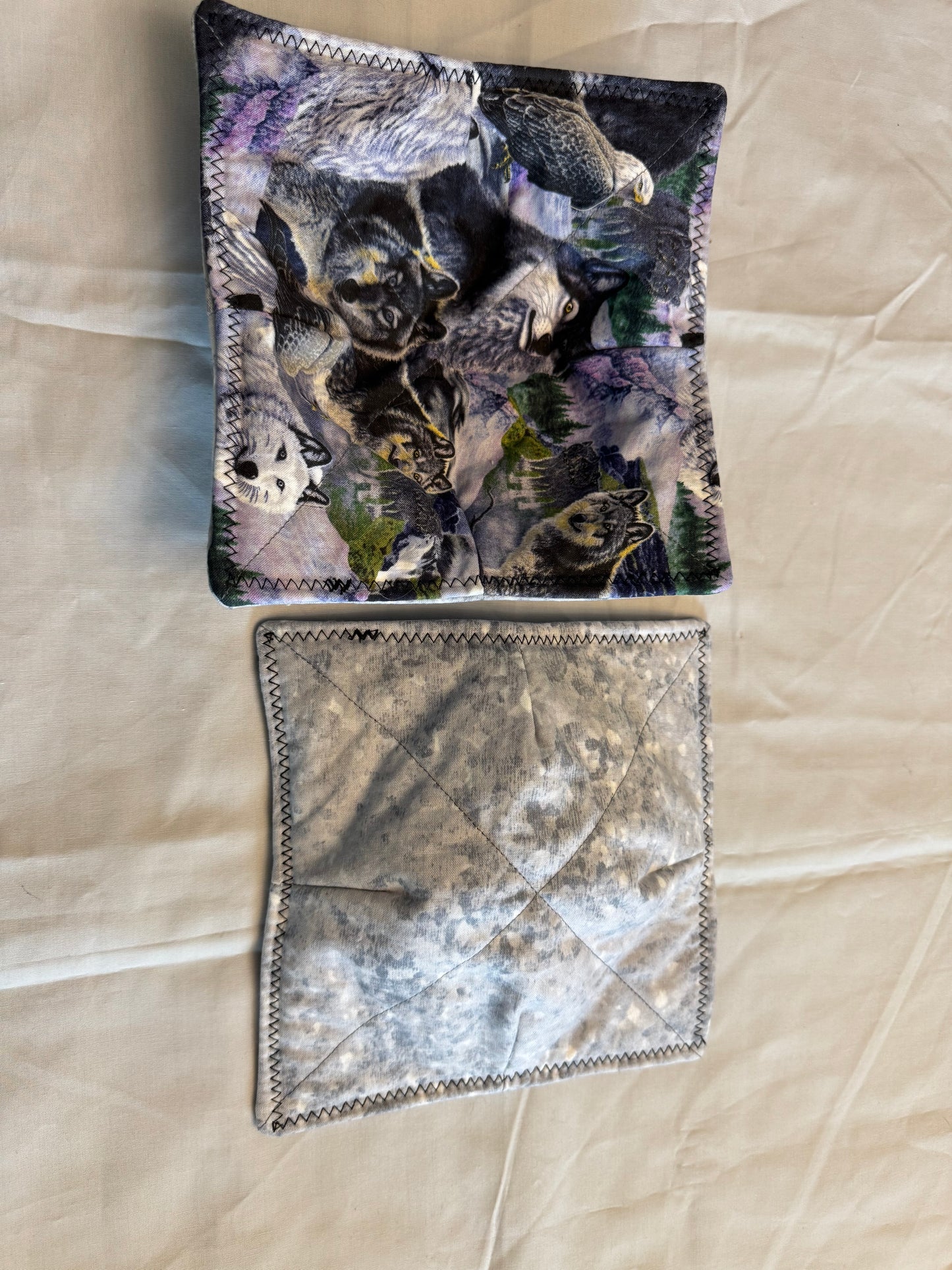 Plate Cozy wolves with grey