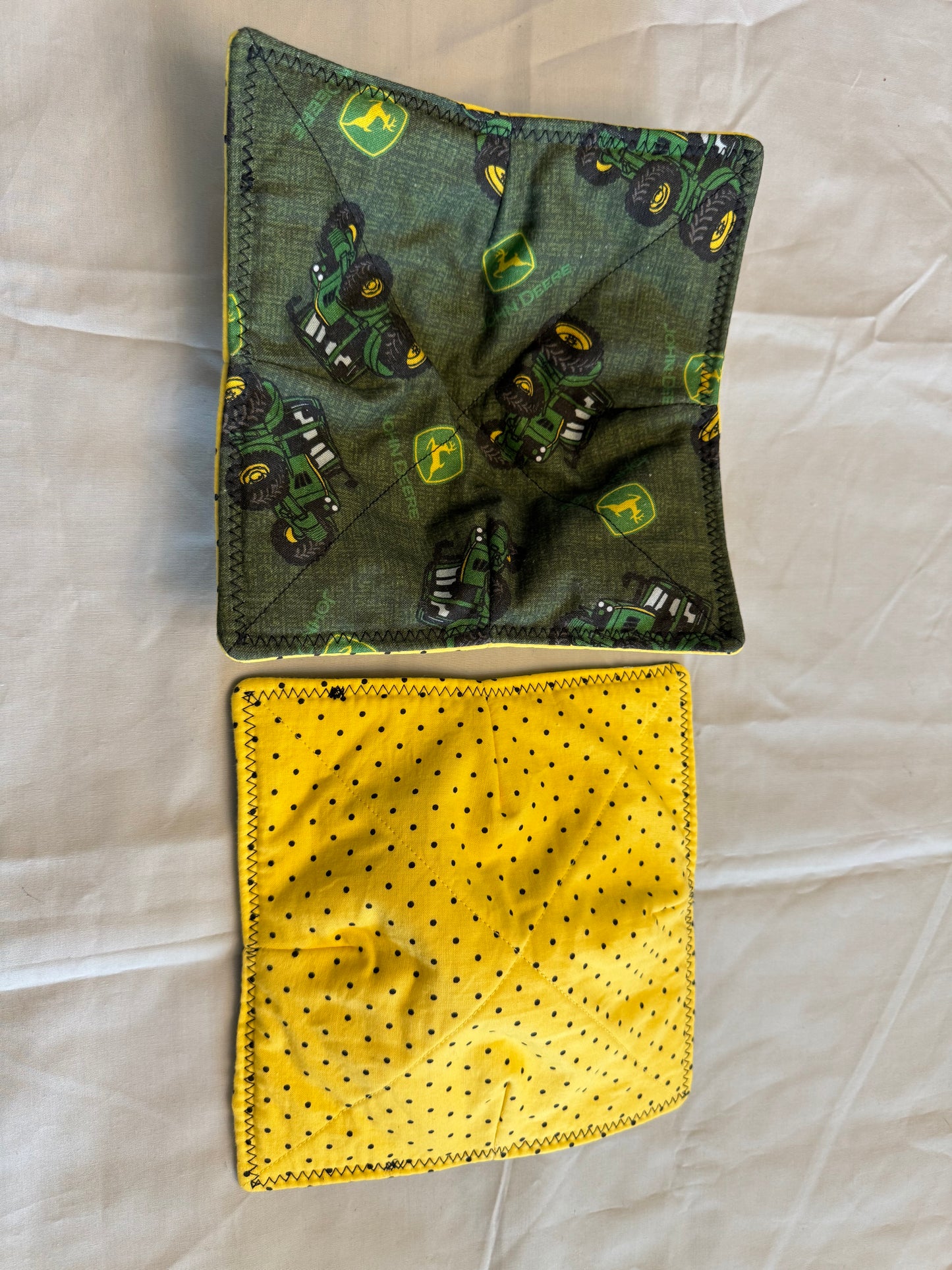 Plate cozy John deere with yellow and black polka dot