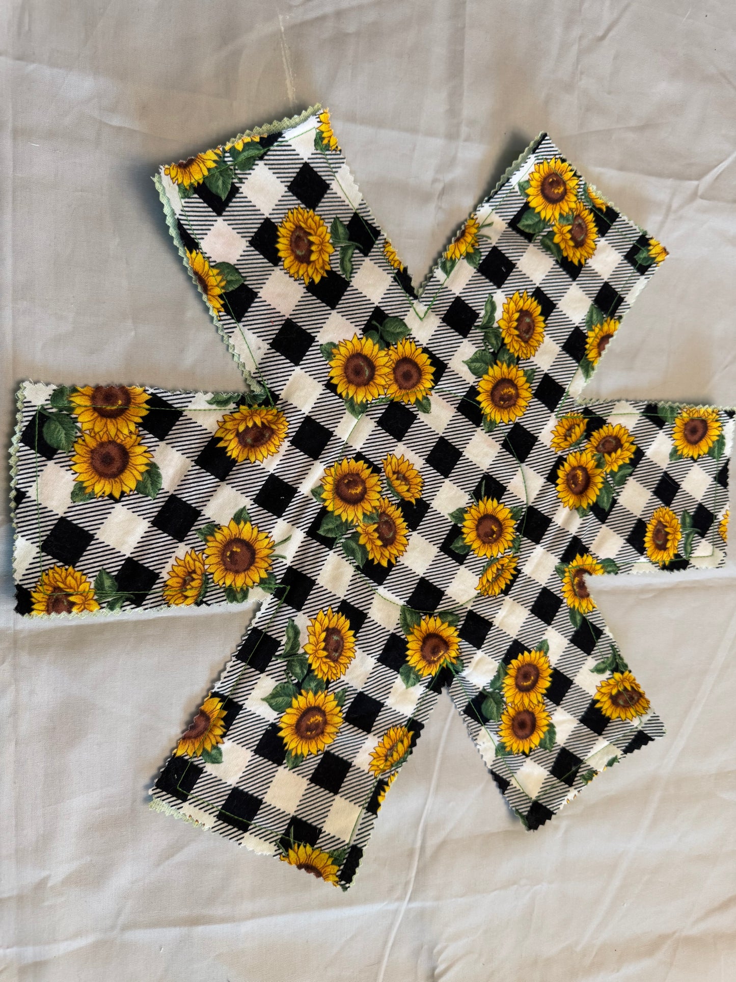 Kitchenware protector sunflowers on plaid
