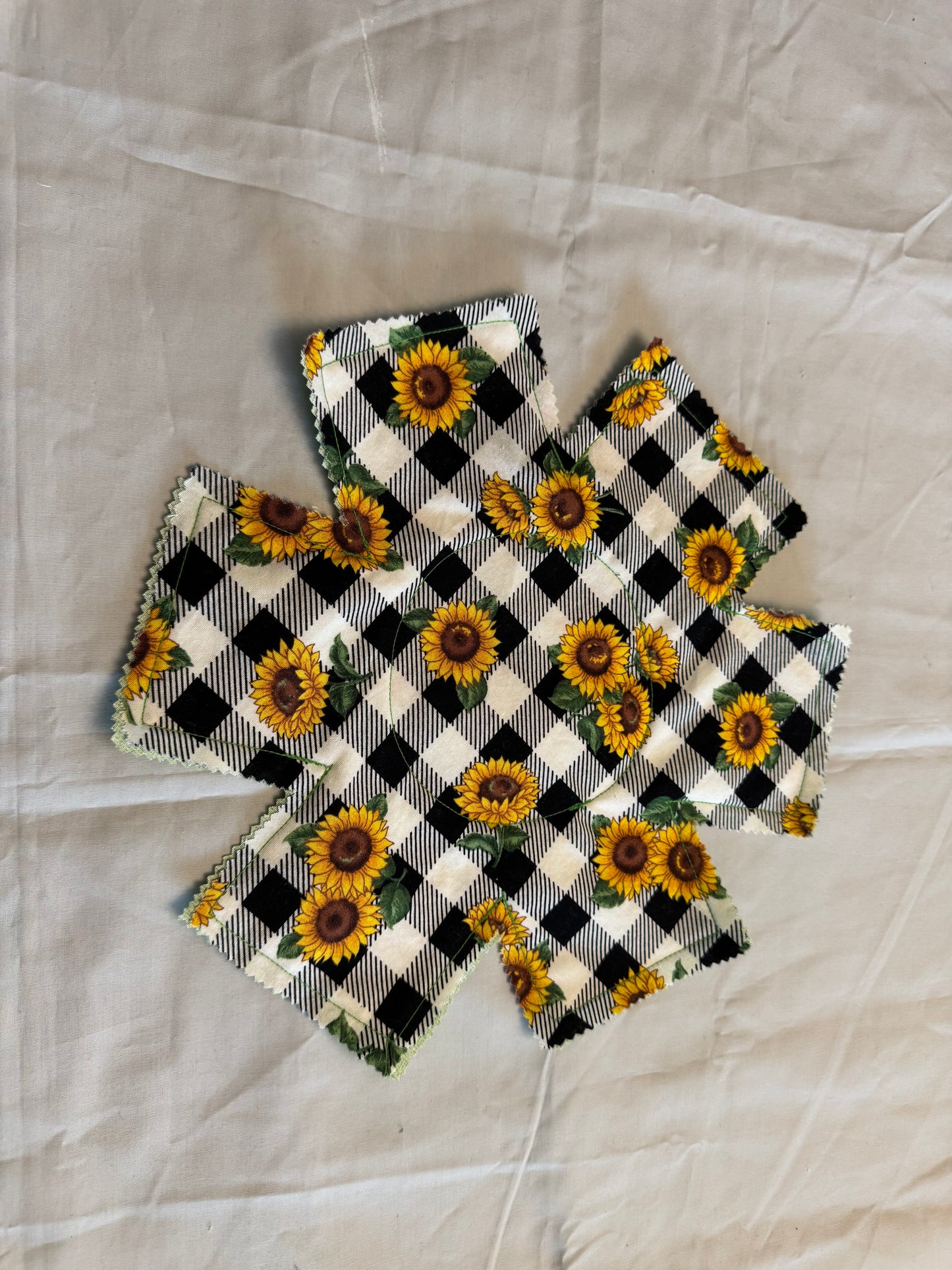 Kitchenware protector sunflowers and plaid