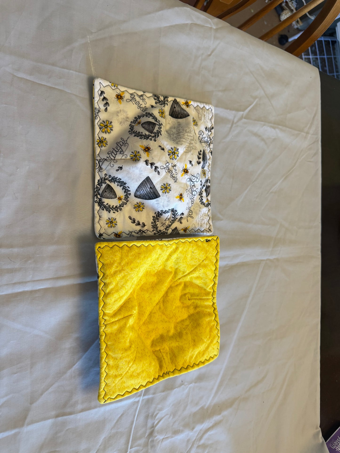 Plate cozy-white and grey bee hive/yellow