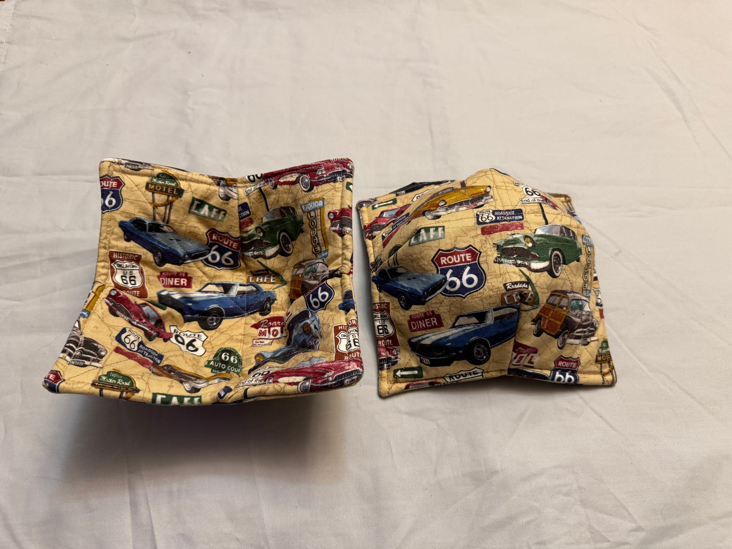Cozy bowl-Classic cars on road map double sided
