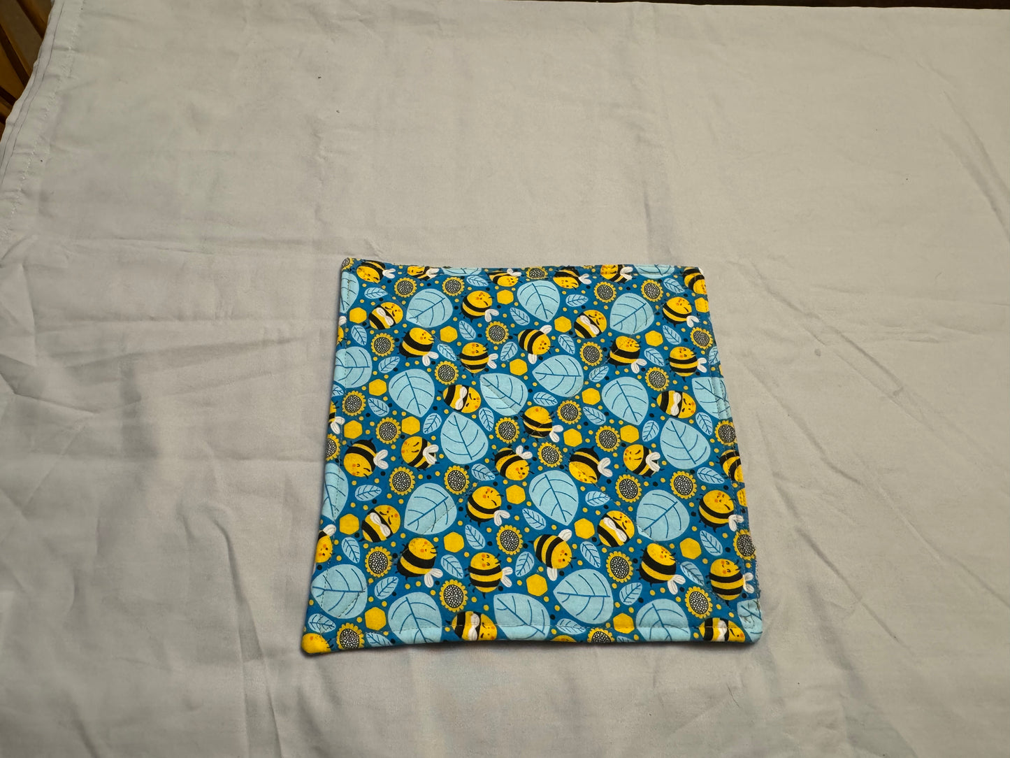 Pot holder happy bees with blue leaves