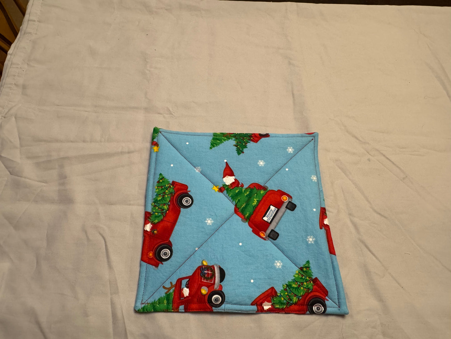 Pot holder Christmas gnome with red truck