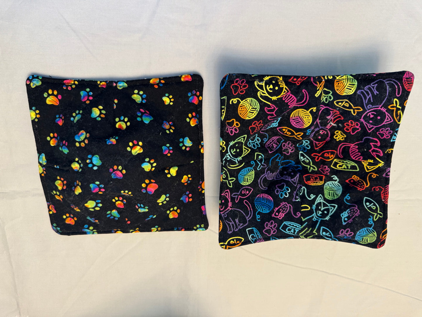 Plate cozy-neon cat/neon paw print