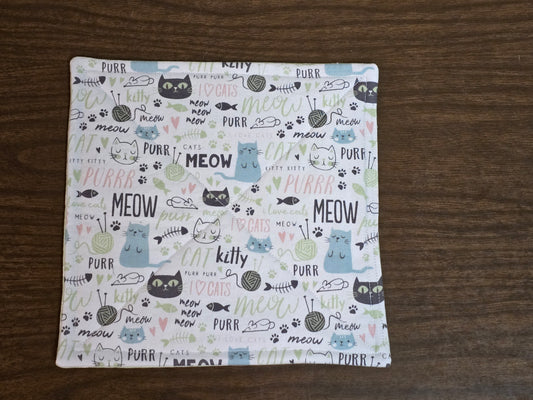 Pot-Holder-cat with white paw print