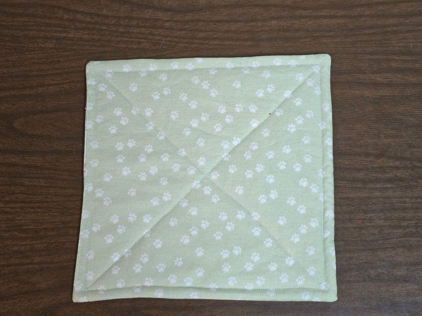 Pot-Holder-cat with white paw print
