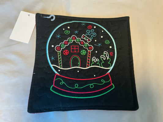 Pot-Holder-Gingerbread house snow globe