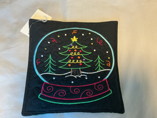 Pot-Holder-Christmas tree snow globe