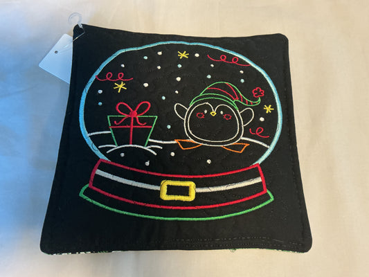 Pot-Holder-Penguin snow globe