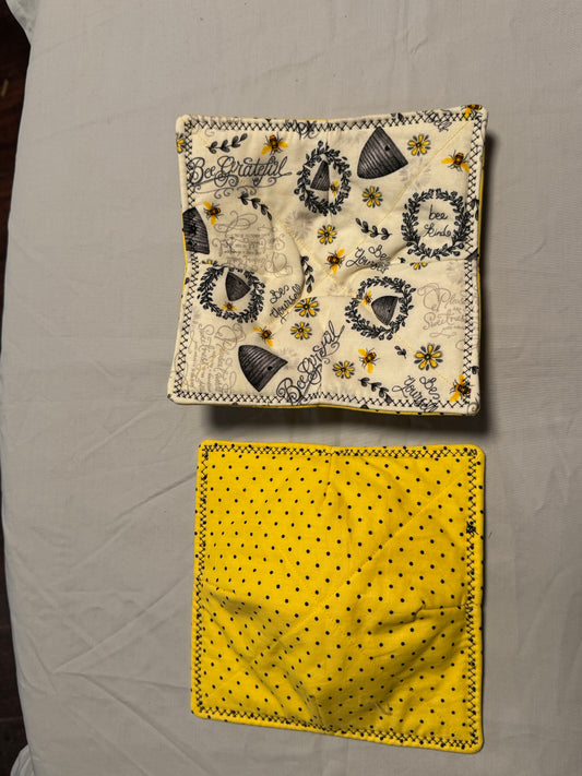 Plate cozy-white and gray beehive/black polka dot