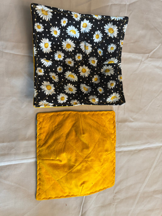 Plate cozy daisy on black with yellow