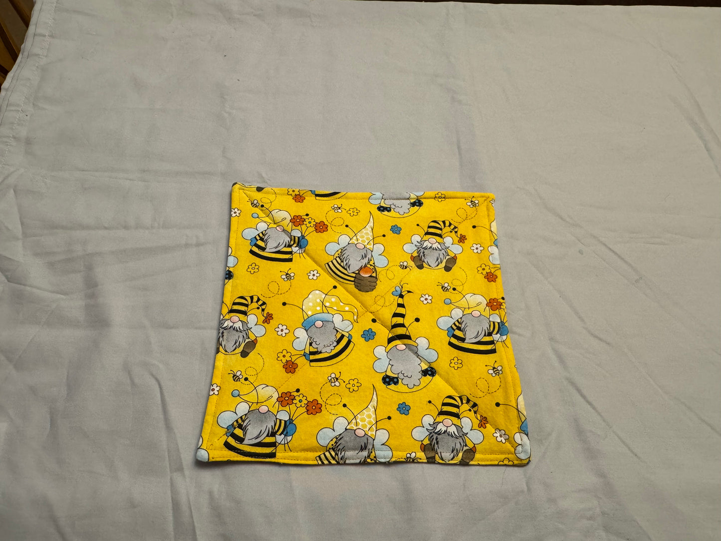 Pot holder gnome bees with flowers