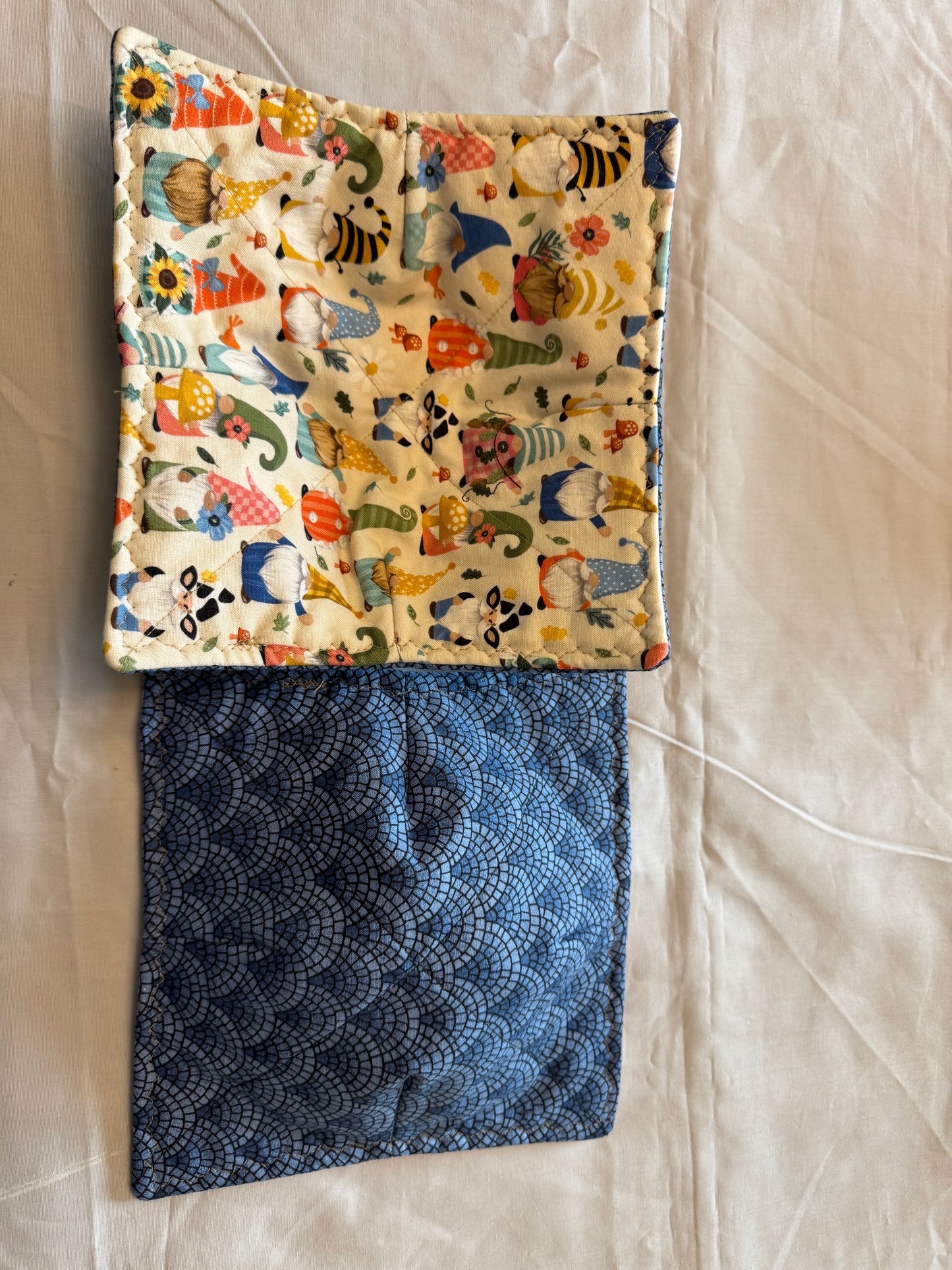 Plate cozy-Spring gnome/blue