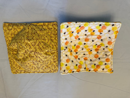 Plate cozy-baby bees/honeycomb