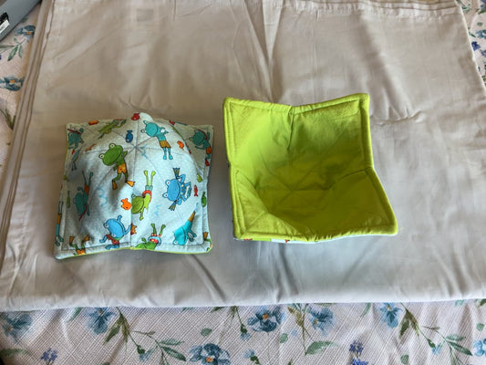 Bowl cozy-swimming frogs/green