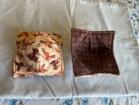 Bowl cozy- saddles and horseshoes